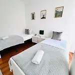 87 Center Flat Ideal For Groups And Families 아파트 *