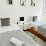 87 Center Flat Ideal For Groups And Families 아파트