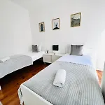 87 Center Flat Ideal For Groups And Families Apartmán