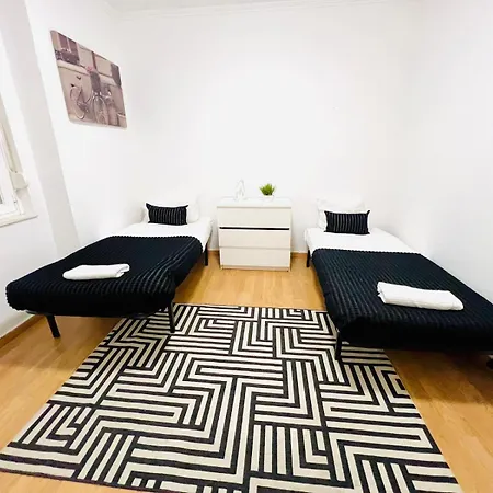 87 Center Flat Ideal For Groups And Families Appartamento Lisbona
